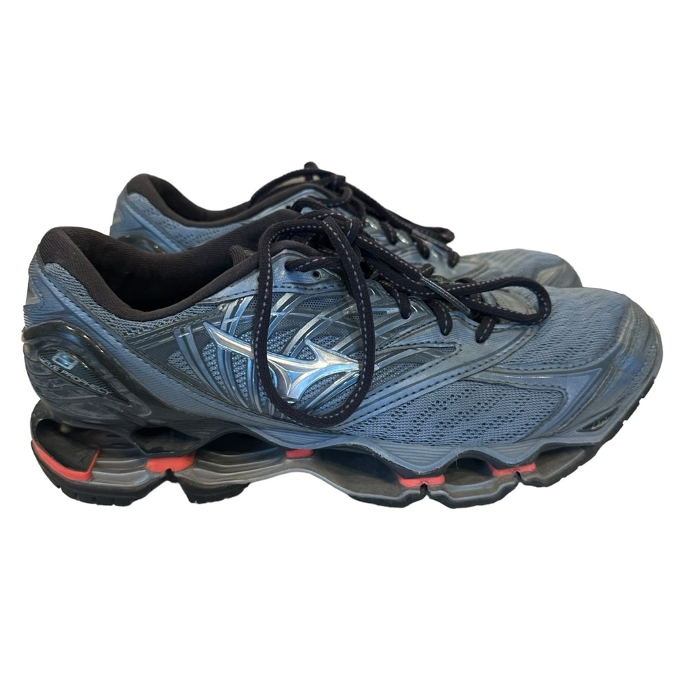 Mizuno women’s blue and orange running shoe. Perfect for working out size 9